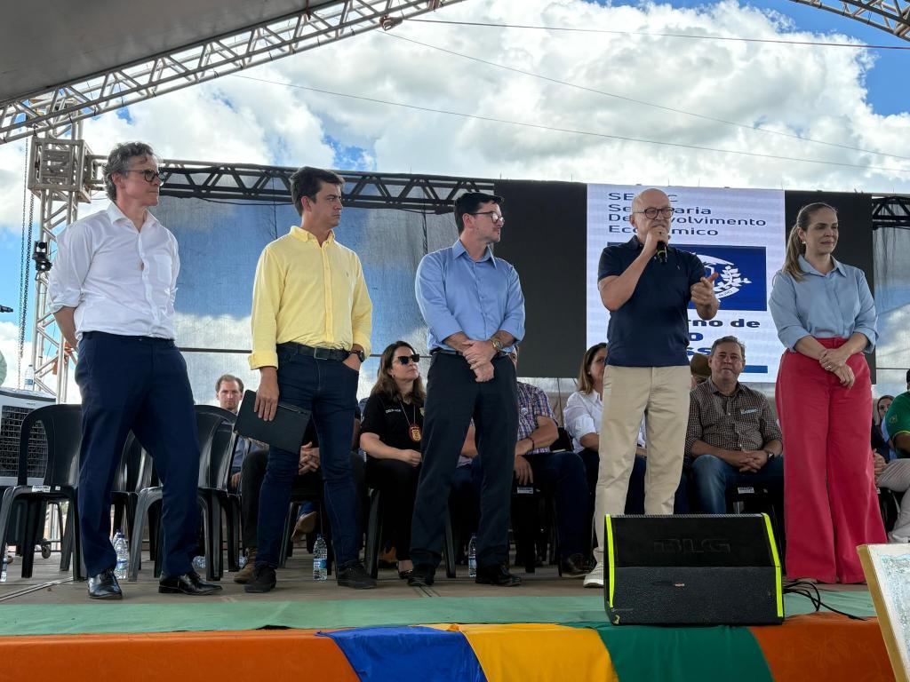 O governador Otaviano Pivetta vistoriou, nesta sexta-feira (8.5), as obras do Hospital Estadual do Araguaia Xingu, em Confresa. Ele acompanhou o andamento da construção da unidade hospitalar e reforçou as ações para conclusão e fu
