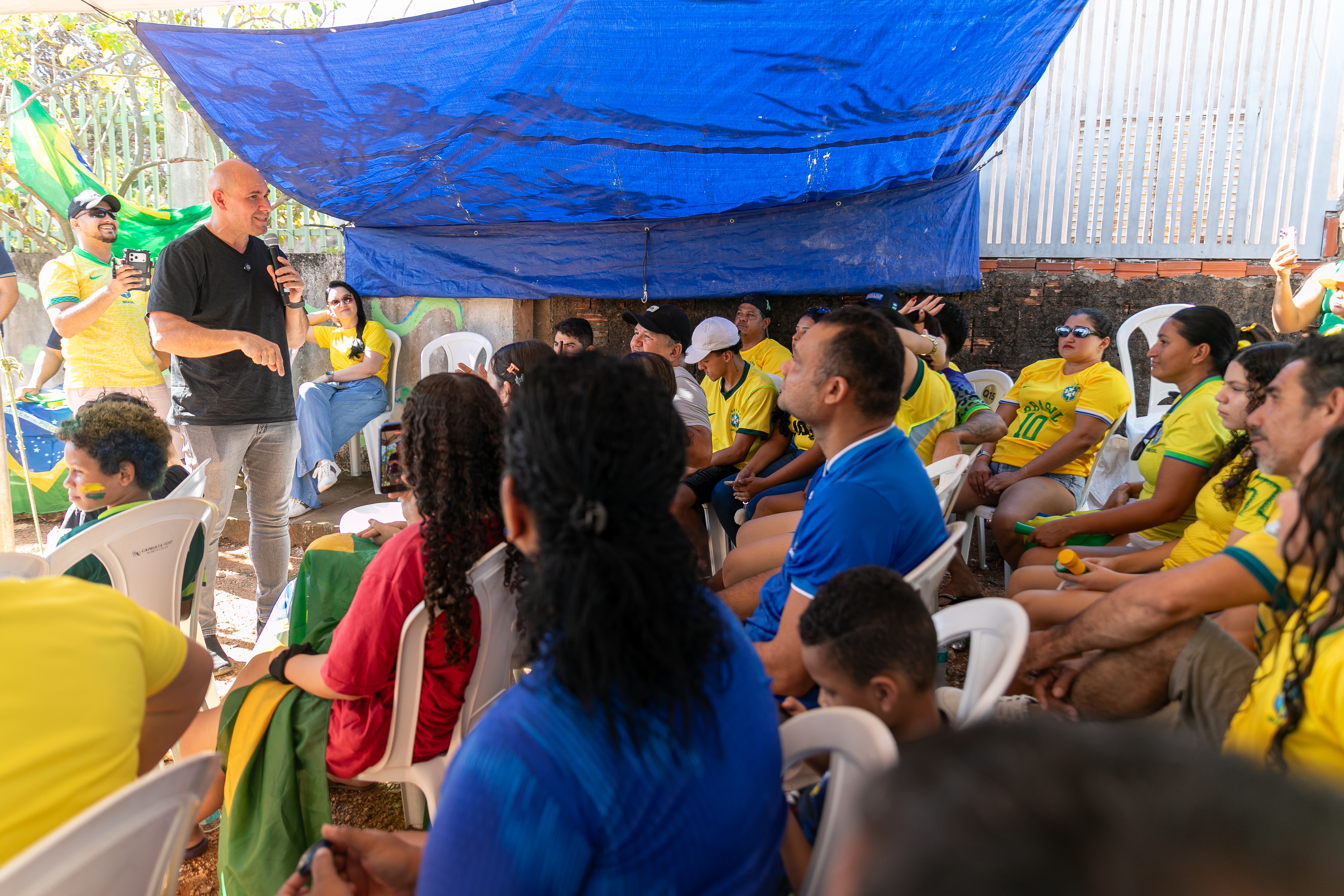 Prefeito anuncia asfalto no Serra Dourada durante transmissão do jogo do Brasil no Minha Rua é Show de Bola