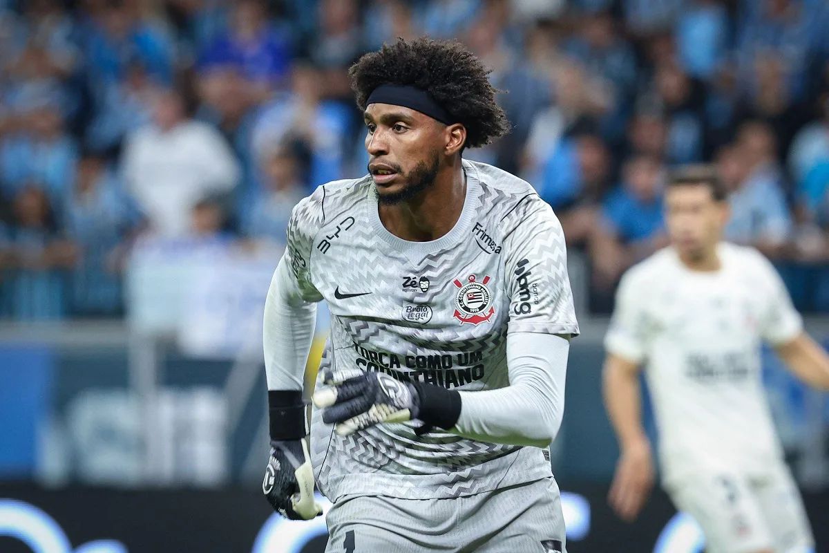 Hugo Souza comenta crise financeira do Corinthians