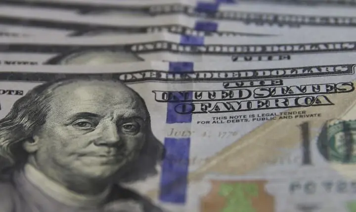 Dólar supera R$ 5,20, e bolsa cai com expectativa por juros nos EUA