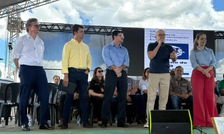 O governador Otaviano Pivetta vistoriou, nesta sexta-feira (8.5), as obras do Hospital Estadual do Araguaia Xingu, em Confresa. Ele acompanhou o andamento da construção da unidade hospitalar e reforçou as ações para conclusão e fu