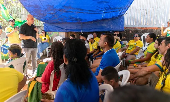 Prefeito anuncia asfalto no Serra Dourada durante transmissão do jogo do Brasil no Minha Rua é Show de Bola